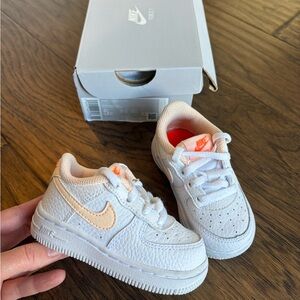 Nike Force 1 Toddler Sneaker. Shoe size 5